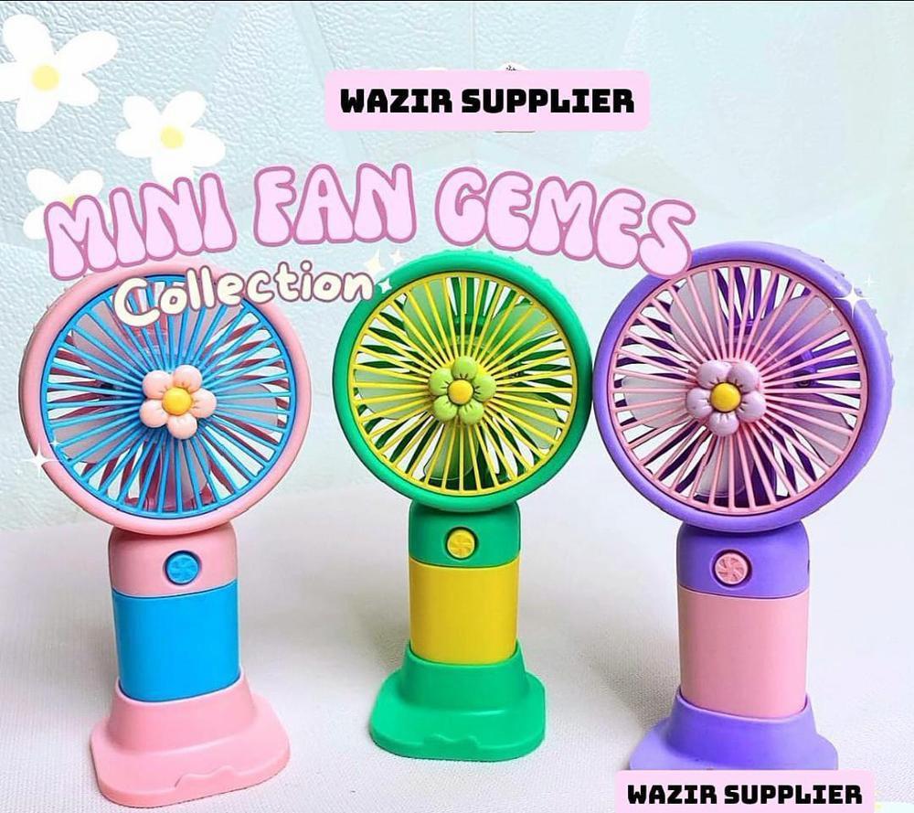 Modern Mini Fan – Compact Cooling with Adjustable Speeds